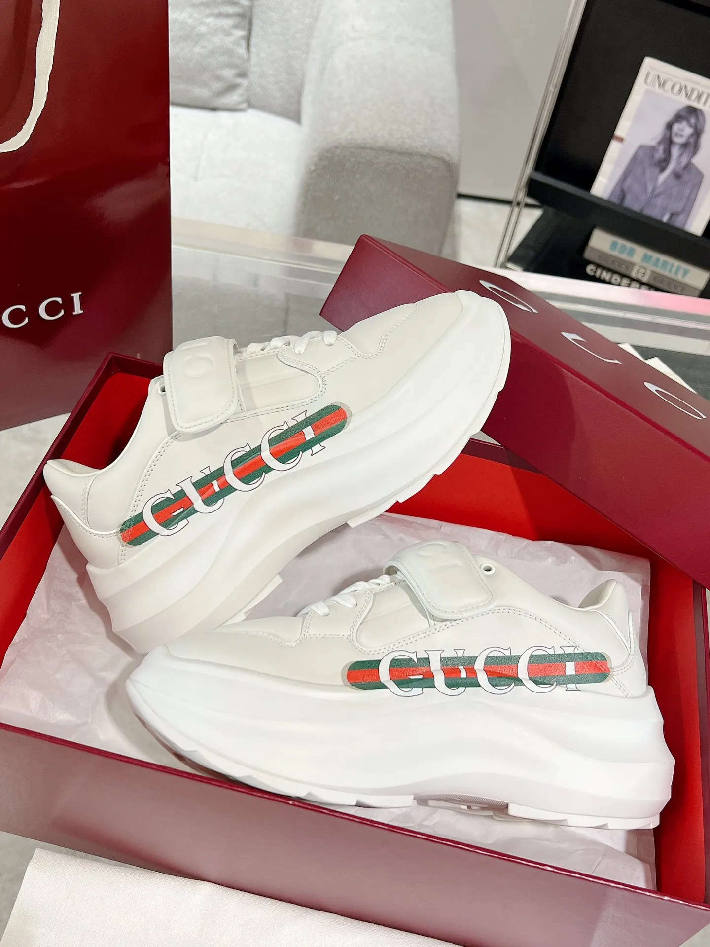👟👟Ex-factory price 700👟👟 Gucci Wave women's wedge sneakers, wave shoes, Velcro dad shoes, original purchase, development and production. Creative director Sabato De Sarno presents new sneakers inspired by lightness and agility. This shoe has a sculptural thick sole shape and is made of lightweight ethylene vinyl acetate (EVA) material. It is comfortable and durable, and has a soft and waxy feel like stepping on waves. It is embellished with the Gucci handwritten logo and injects the brand's classic style. Original customized cowhide. Original customized soft sheepskin lining. Original molded Eva outsole. Bottom thickness: 5cm in front and 6.3cm in back. Size: 35-40#